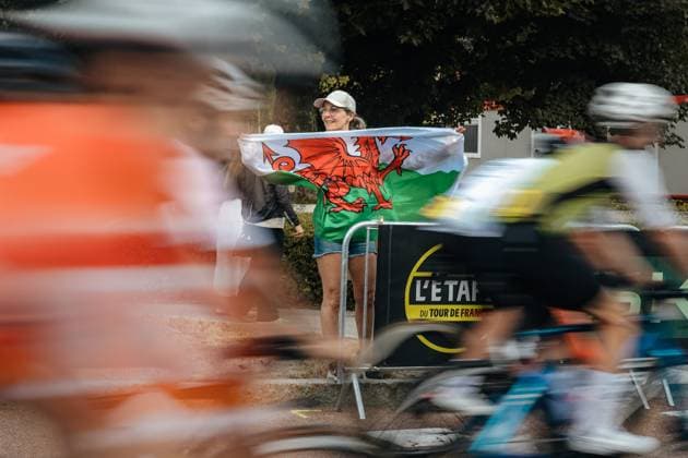 ETAPE DU TOUR 2026 PHOTOPQR LE DAUPHINE Jean-Baptiste BORNIER ; Le Bourg-d Oisans ; 19 07 2026 ; Le Bourg-d Oisans (Isère), le dimanche 19 juillet 2026. Près de 16 000 cyclistes ont participé à l Etape du Tour entre le Bourg-d Oisans et l Alpe D Huez. LEs supporters étaient présents le long de la route. Photo : Le DL Jean-Baptiste Bornier - CYCLING TOUR DE FRANCE STAGE 15 stage 15 of the 2026 Tour de France cycling race, a stage of 184km from Champagnole to Plateau de Solaison, on Sunday 19 July 2026. The 113th edition of the Tour de France starts on Saturday 4 July in Barcelona, Spain, and will finish in Paris, France on the 26th of July. Le Bourg-d Oisans Isère Rhône-Alpes France  Copyright: xPHOTOPQR LExDAUPHINE MAXPPPxJean-BaptistexBORNIERx 20260719JDL8577 20260719JDL8577