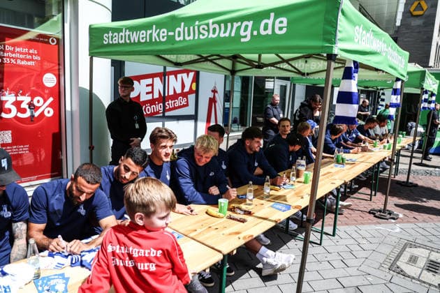 Fussball, 3.Liga Saison 2026 2027 Saisonvorbereitung MSV Duisburg auf dem Duisburger Stadtfest 19.07.2026, Königstrasse Duisburg Autogrammstunde Duisburg Königstrasse Nordrhein-Westfalen Deutschland *** Sports, Soccer, 3rd Division, 2026–2027 Season, MSV Duisburg s preseason event at the Duisburg City Festival on July 19, 2026, Königstrasse, Duisburg, Autograph Session, Duisburg, Königstrasse, North Rhine-Westphalia, Germany