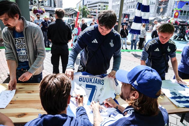 Fussball, 3.Liga Saison 2026 2027 Saisonvorbereitung MSV Duisburg auf dem Duisburger Stadtfest 19.07.2026, Königstrasse Duisburg Spieler unterschreiben Trikots bei einer Aitogrammstunde Duisburg Königstrasse Nordrhein-Westfalen Deutschland *** Sports, Soccer, 3rd Division 2026–2027 Season: MSV Duisburg’s preseason event at the Duisburg City Festival on July 19, 2026, Königstrasse, Duisburg; Players sign jerseys during an autograph session on Königstrasse in Duisburg, North Rhine-Westphalia, Germany