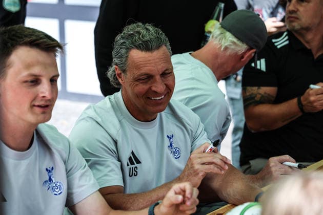 Fussball, 3.Liga Saison 2026 2027 Saisonvorbereitung MSV Duisburg auf dem Duisburger Stadtfest 19.07.2026, Königstrasse Duisburg Uwe Speidel (Co-Trainer, MSV Duisburg) Autogrammstunde Duisburg Königstrasse Nordrhein-Westfalen Deutschland *** Sports, Soccer, 3rd Division 2026–2027 Season: MSV Duisburg s preseason event at the Duisburg City Festival on July 19, 2026, Königstrasse, Duisburg; Uwe Speidel, Assistant Coach, MSV Duisburg; Autograph Session; Duisburg, Königstrasse; North Rhine-Westphalia, Germany
