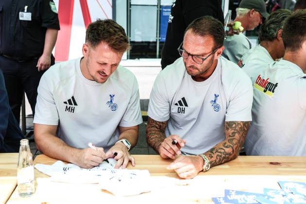 Fussball, 3.Liga Saison 2026 2027 Saisonvorbereitung MSV Duisburg auf dem Duisburger Stadtfest 19.07.2026, Königstrasse Duisburg Marvin Höner (Co-Trainer, MSV Duisburg) Dietmar Hirsch (Cheftrainer, MSV Duisburg) Autogrammstunde Duisburg Königstrasse Nordrhein-Westfalen Deutschland *** Sports, Soccer, 3rd Division 2026–2027 Season, MSV Duisburg’s preseason event at the Duisburg City Festival on July 19, 2026, Königstrasse, Duisburg; Marvin Höner, Assistant Coach, MSV Duisburg; Dietmar Hirsch, Head Coach, MSV Duisburg; Autograph Session, Duisburg, Königstrasse, North Rhine-Westphalia, Germany