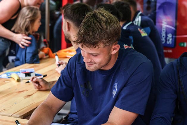 Fussball, 3.Liga Saison 2026 2027 Saisonvorbereitung MSV Duisburg auf dem Duisburger Stadtfest 19.07.2026, Königstrasse Duisburg Ben Schlicke (MSV Duisburg, 40) Autogrammstunde Duisburg Königstrasse Nordrhein-Westfalen Deutschland *** Sports, Soccer, 3rd Division 2026–2027 Season: MSV Duisburg s preseason event at the Duisburg City Festival on July 19, 2026, Königstrasse, Duisburg; Ben Schlicke, MSV Duisburg; 40; Autograph Session; Duisburg; Königstrasse; North Rhine-Westphalia; Germany