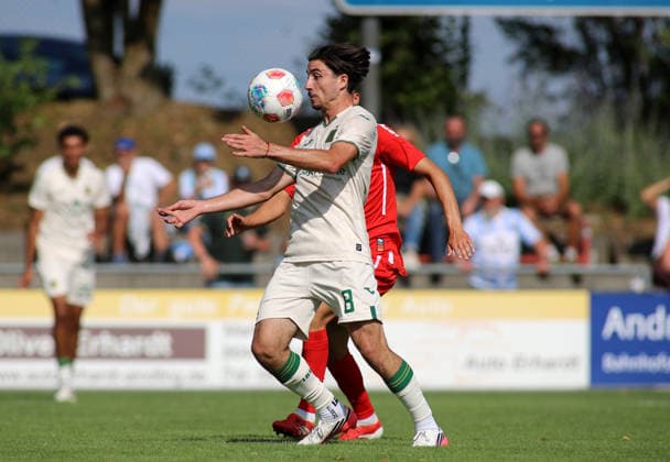 Fussball, Herren, Saison 2026 2027, TSV Aindling - TSV 1860 München, Testspiel, Vorbereitung Cristian Leone (TSV 1860 München) nimmt einen Ball mit der Brust an *** Soccer, Men s, 2026–2027 Season, TSV Aindling vs. TSV 1860 Munich, Friendly Match, Preseason: Cristian Leone of TSV 1860 Munich controls the ball with his chest