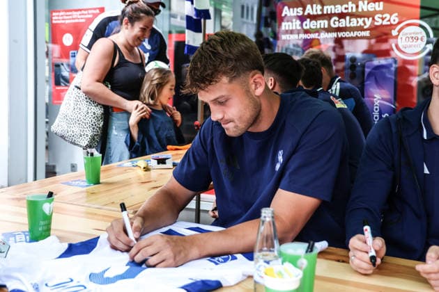 Fussball, 3.Liga Saison 2026 2027 Saisonvorbereitung MSV Duisburg auf dem Duisburger Stadtfest 19.07.2026, Königstrasse Duisburg Ben Schlicke (MSV Duisburg, 40) Autogrammstunde Duisburg Königstrasse Nordrhein-Westfalen Deutschland *** Sports, Soccer, 3rd Division 2026–2027 Season: MSV Duisburg s preseason event at the Duisburg City Festival on July 19, 2026, Königstrasse, Duisburg; Ben Schlicke, MSV Duisburg; 40; Autograph Session; Duisburg; Königstrasse; North Rhine-Westphalia; Germany