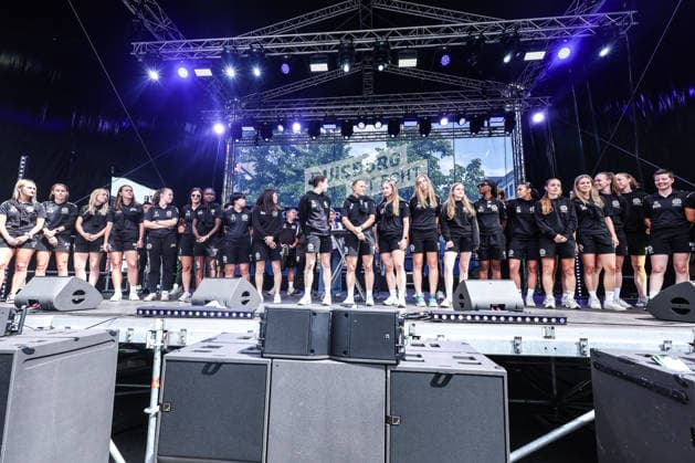 Fussball, 3.Liga Saison 2026 2027 Saisonvorbereitung MSV Duisburg auf dem Duisburger Stadtfest 19.07.2026, Königstrasse Duisburg Die MSV Duisburg Frauen auf der Bühne beim Stadtfest Duisburg Königstrasse Nordrhein-Westfalen Deutschland *** Sports, Soccer, 3rd Division, 2026–2027 Season, MSV Duisburg s preseason preparations at the Duisburg City Festival on July 19, 2026, Königstrasse, Duisburg. The MSV Duisburg women s team on stage at the Duisburg City Festival on Königstrasse, North Rhine-Westphalia, Germany