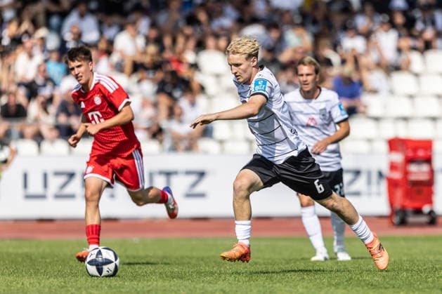 SSV Ulm 1846 Fußball vs FC Bayern München II, Fussball, Freundschaftsspiel, Saisoneröffnung SSV Ulm 1846 Fußball, Donaustadion Ulm 19.07.26 Benedikt Ehe (SSV Ulm 1846 Fußball, 06) SSV Ulm 1846 Fußball vs FC Bayern München II, Fussball, Freundschaftsspiel, Saisoneröffnung SSV Ulm 1846 Fußball, Donaustadion Ulm 19.07.26 Foto: Lucca Fundel Ulm Donaustadion Baden-Württemberg Deutschland *** SSV Ulm 1846 Soccer vs. FC Bayern Munich II, Soccer, Friendly Match, SSV Ulm 1846 Soccer Season Opener, Donaustadion Ulm, July 26, 19, Benedikt Ehe, SSV Ulm 1846 Soccer, 06 SSV Ulm 1846 Soccer vs. FC Bayern Munich II, Soccer, Friendly Match, Season Opener for SSV Ulm 1846 Soccer, Donaustadion Ulm, July 26, 2019. Photo by Lucca Fundel, Ulm, Donaustadion, Baden-Württemberg, Germany