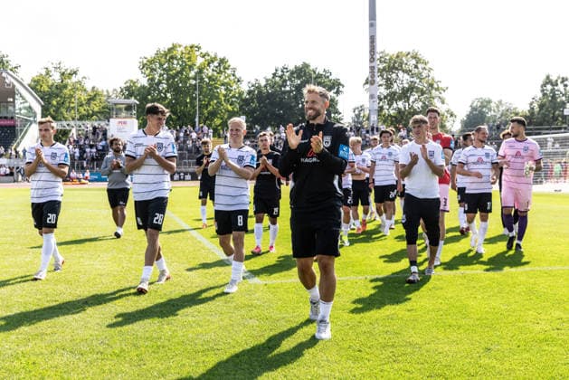 SSV Ulm 1846 Fußball vs FC Bayern München II, Fussball, Freundschaftsspiel, Saisoneröffnung SSV Ulm 1846 Fußball, Donaustadion Ulm 19.07.26 nach Spielende Team Mannschaft SSV Ulm 1846 Fußball um Kapitän Johannes Jo Reichert (C, SSV Ulm 1846 Fußball, 05) SSV Ulm 1846 Fußball vs FC Bayern München II, Fussball, Freundschaftsspiel, Saisoneröffnung SSV Ulm 1846 Fußball, Donaustadion Ulm 19.07.26 Foto: Lucca Fundel Ulm Donaustadion Baden-Württemberg Deutschland *** SSV Ulm 1846 Soccer vs. FC Bayern Munich II, Soccer, Friendly Match, SSV Ulm 1846 Soccer Season Opener, Donaustadion Ulm, July 26, 19, after the final whistle: SSV Ulm 1846 Soccer team led by captain Johannes Jo Reichert C, SSV Ulm 1846 Soccer, 05 SSV Ulm 1846 Soccer vs. FC Bayern Munich II, Soccer, Friendly Match, Season Opener for SSV Ulm 1846 Soccer, Donaustadion Ulm, July 26, 1999; Photo by Lucca Fundel, Ulm, Donaustadion, Baden-Württemberg, Germany