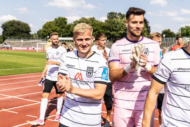 SSV Ulm 1846 Fußball vs FC Bayern München II, Fussball, Freundschaftsspiel, Saisoneröffnung SSV Ulm 1846 Fußball, Donaustadion Ulm 19.07.26 nach Spielende Per Lockl (SSV Ulm 1846 Fußball, 08) SSV Ulm 1846 Fußball vs FC Bayern München II, Fussball, Freundschaftsspiel, Saisoneröffnung SSV Ulm 1846 Fußball, Donaustadion Ulm 19.07.26 Foto: Lucca Fundel Ulm Donaustadion Baden-Württemberg Deutschland *** SSV Ulm 1846 Soccer vs. FC Bayern Munich II, Soccer, Friendly Match, SSV Ulm 1846 Soccer Season Opener, Donaustadion Ulm, July 26, 19, after the final whistle, Per Lockl, SSV Ulm 1846 Soccer, 08 SSV Ulm 1846 Soccer vs. FC Bayern Munich II, Soccer, Friendly Match, Season Opener for SSV Ulm 1846 Soccer, Donaustadion Ulm, July 26, 2019. Photo by Lucca Fundel, Ulm, Donaustadion, Baden-Württemberg, Germany