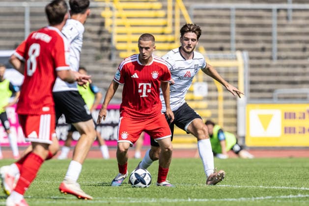 SSV Ulm 1846 Fußball vs FC Bayern München II, Fussball, Freundschaftsspiel, Saisoneröffnung SSV Ulm 1846 Fußball, Donaustadion Ulm 19.07.26 v.l. Yil Gashi (FC Bayern München II, 20), Daniel Hülsenbusch (SSV Ulm 1846 Fußball, 04) SSV Ulm 1846 Fußball vs FC Bayern München II, Fussball, Freundschaftsspiel, Saisoneröffnung SSV Ulm 1846 Fußball, Donaustadion Ulm 19.07.26 Foto: Lucca Fundel Ulm Donaustadion Baden-Württemberg Deutschland *** SSV Ulm 1846 Soccer vs. FC Bayern Munich II, Soccer, Friendly Match, SSV Ulm 1846 Soccer Season Opener, Donaustadion Ulm, July 26, 19, Yil Gashi, FC Bayern Munich II, 20, Daniel Hülsenbusch, SSV Ulm 1846 Soccer, 04 SSV Ulm 1846 Soccer vs. FC Bayern Munich II, Soccer, Friendly Match, Season Opener for SSV Ulm 1846 Soccer, Donaustadion Ulm, July 26, 2019, Photo by Lucca Fundel, Ulm, Donaustadion, Baden-Württemberg, Germany