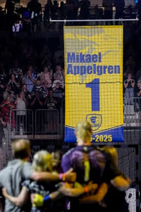 Mikael Appelgren (Torwart, Team Apfel, 1) erhält einen Banner mit seinem Namen und seiner Rückennummer unter dem Hallendach der SAP-Arena, Legendenbanner, Löwen Legende, Legenden-Banner, 19.07.2026, Mannheim (Deutschland), Handball, The Final Roar, Team Johnny - Team Apfel *** Mikael Appelgren, goalkeeper for Team Apfel, No. 1, receives a banner with his name and jersey number hung from the roof of the SAP Arena; Legends Banner; Lions Legend; Legends Banner; July 19, 2026, Mannheim, Germany, Handball, The Final Roar, Team Johnny, Team Apfel xozx