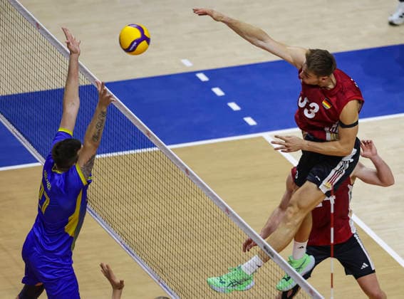 WomenÕs Volleyball Nations League - Belgrade 2026 Germany s Simon Valentin Torwie spikes the ball against Ukraine s Vladyslav Shchurov during the MenÕs Volleyball Nations League Pool 7 match between Germany and Ukraine at Belgrade Arena on July 19, 2026 in Belgrade, Serbia. Belgrade Serbia Copyright: xSrdjanxStevanovicx x