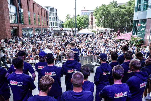 Fussball, 3.Liga Saison 2026 2027 Saisonvorbereitung MSV Duisburg auf dem Duisburger Stadtfest 19.07.2026, Königstrasse Duisburg Die Mannschaft vom MSV Duisburg auf dem Duisburger Stadtfest Duisburg Königstrasse Nordrhein-Westfalen Deutschland *** Sports, Soccer, 3rd Division, 2026–2027 Season, Preseason: MSV Duisburg at the Duisburg City Festival on July 19, 2026, Königstrasse, Duisburg The MSV Duisburg team at the Duisburg City Festival, Duisburg, Königstrasse, North Rhine-Westphalia, Germany
