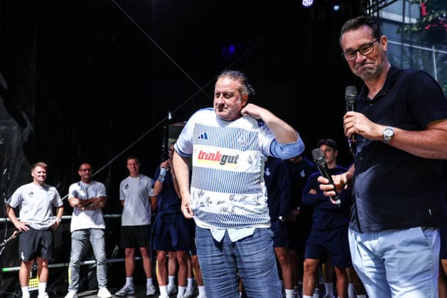 Fussball, 3.Liga Saison 2026 2027 Saisonvorbereitung MSV Duisburg auf dem Duisburger Stadtfest 19.07.2026, Königstrasse Duisburg Bülent Aksen (Moderation) bekommt ein Trikot überreicht Duisburg Königstrasse Nordrhein-Westfalen Deutschland *** Sports, Soccer, 3rd Division, 2026–2027 Season, MSV Duisburg’s preseason preparations at the Duisburg City Festival on July 19, 2026, Königstrasse, Duisburg; Bülent Aksen, the host, is presented with a jersey; Duisburg, Königstrasse, North Rhine-Westphalia, Germany