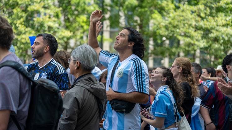 RECORD DATE NOT STATED Argentina and Spain Fans Bring World Cup Fever to Hudson Yards Watch Party (NEW)Argentina and Spain Fans Bring World Cup Fever to Hudson Yards Watch Party. July19,2026,Hudson Yard, New York,USA. Fans of Argentina and Spain filled Hudson Yards with energy and excitement ahead of the FIFA World Cup, WM, Weltmeisterschaft, Fussball final. Waving flags, singing chants, and proudly wearing their team colors, supporters from both nations created a vibrant atmosphere as they gathered to watch and celebrate one of football s biggest matches. Credit: Jorge Estrellado Thenews2(Foto: Jorge Estrellado Thenews2 imago images) SPO  Copyright: xJorgexEstrelladox