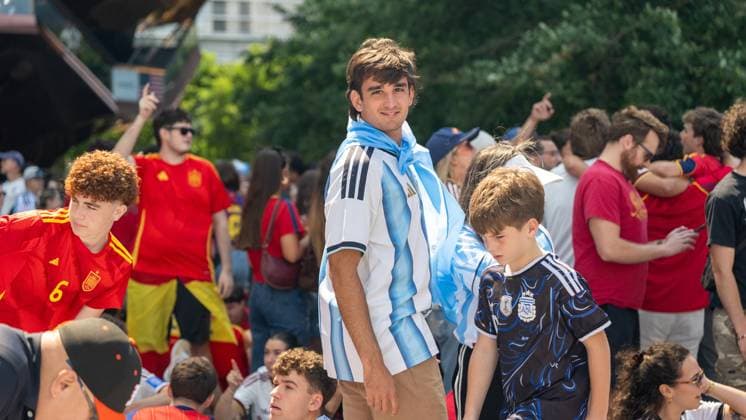 RECORD DATE NOT STATED Argentina and Spain Fans Bring World Cup Fever to Hudson Yards Watch Party (NEW)Argentina and Spain Fans Bring World Cup Fever to Hudson Yards Watch Party. July19,2026,Hudson Yard, New York,USA. Fans of Argentina and Spain filled Hudson Yards with energy and excitement ahead of the FIFA World Cup, WM, Weltmeisterschaft, Fussball final. Waving flags, singing chants, and proudly wearing their team colors, supporters from both nations created a vibrant atmosphere as they gathered to watch and celebrate one of football s biggest matches. Credit: Jorge Estrellado Thenews2(Foto: Jorge Estrellado Thenews2 imago images) SPO  Copyright: xJorgexEstrelladox