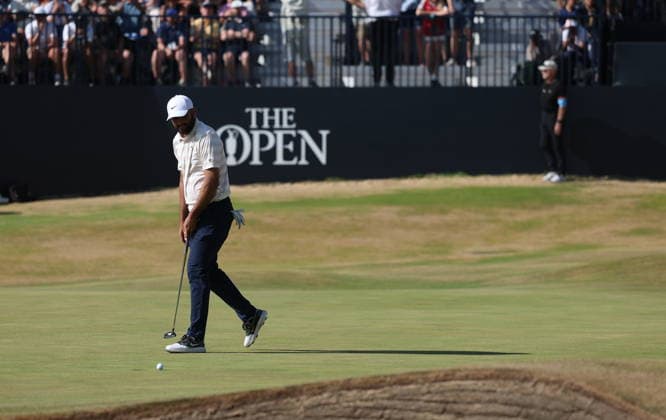 154th Open Golf Championships - Round 4 Scottie Scheffler of the USA watches his shot on the 18th green during the fourth round of the British Open Golf Championships at Royal Birkdale in Southport, Britain, 19 July 2026. SOUTHPORT UNITED KINGDOM  Copyright: xADAMxVAUGHANx