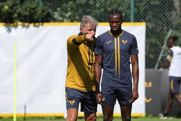 Foto IPP Emanuele Pennacchio Folgaria 19 07 2026 training session the preseason camp 2026-2027 Nella foto Marco Baroni head coach of Hellas Verona FC, Daniel Oyegoke of Hellas Verona FC italyphotopress world copyright Folgaria italy Italia ITALY  Copyright: xR4924_italyphotopressx