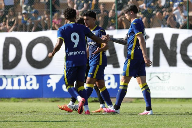 IPA86813275 - Amin Sarr of Hellas Verona FC and Kieron Bowie of Hellas Verona FC during the friendly match between Hellas Verona and Rovereto at the Sporting Center La Pineta on July 19, 2026, in Folgaria, VI.  Copyright: xEmanuelexPennacchio IPAxSportx xx 86813275
