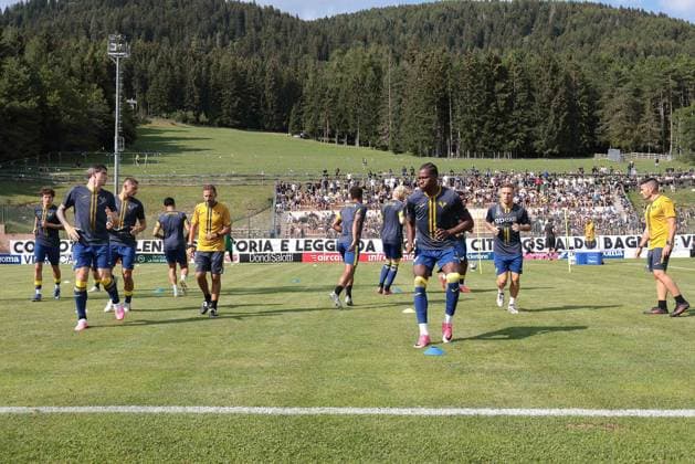 IPA86813280 - Hellas Verona players during the warm-up for the Hellas Verona vs. Rovereto friendly match at the Sporting Center La Pineta on July 19, 2026, in Folgaria, VI.  Copyright: xEmanuelexPennacchio IPAxSportx xx 86813280