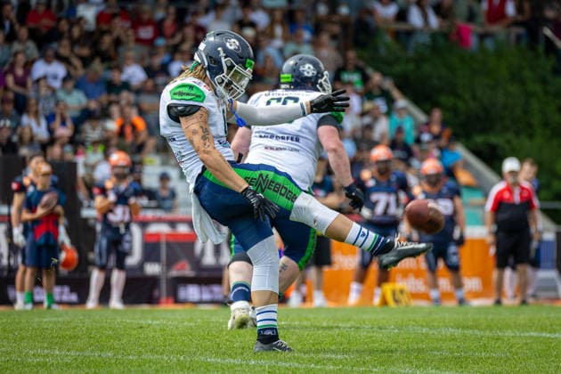 Kristof Komiszar (Straubing Spiders, 08 Defensive Back) kicking the ball for a punt ifm Razorbacks Ravensburg vs Straubing Spiders, American Football, German Football League, Week 11, 2026, 19.07.2026, Weingarten TeleData Stadion am Lindenhof Baden Württemberg Germany Copyright: xFootxBowl SebastianxJustx