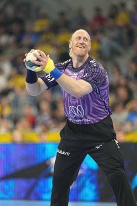 Mikael Appelgren hält den Handball beidhändig vor dem Körper und blickt lächelnd nach oben. Der Torwart von Team Apfel steht breitbeinig in der SAP Arena Mannheim vor einer voll besetzten Tribüne. Mikael Appelgren ( 1; Team Apfel) mit Ball in der SAP Arena *** Mikael Appelgren holds the handball with both hands in front of his body and looks up with a smile. The Team Apfel goalkeeper stands with his legs apart in front of a packed crowd at the SAP Arena in Mannheim. Mikael Appelgren, Team Apfel, with the ball at the SAP Arena Copyright: xspeedshotx xLukasxTrunkx
