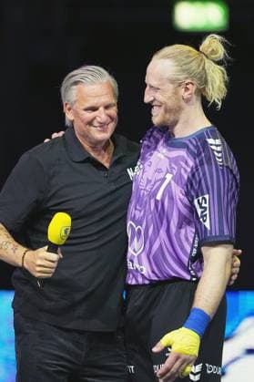 Nikolaj Jacobsen hält ein Mikrofon und steht lächelnd neben Mikael Appelgren ( 1; Team Apfel), der seinen Arm um ihn legt. Beide wirken entspannt und gut gelaunt nach dem Spiel in der SAP Arena Mannheim. Nikolaj Jacobsen und Mikael Appelgren ( 1; Team Apfel) beim Interview in der SAP Arena *** Nikolaj Jacobsen is holding a microphone and standing next to Mikael Appelgren of Team Apfel, who has his arm around him. Both look relaxed and in good spirits after the game at the SAP Arena in Mannheim. Nikolaj Jacobsen and Mikael Appelgren of Team Apfel during an interview at the SAP Arena Copyright: xspeedshotx xLukasxTrunkx