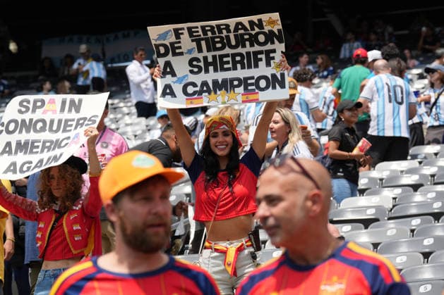 Spanish fans cheer before the start of the 2026 World Cup final between the national teams of Spain and Argentina at the New York New Jersey stadium in the US, 19 July 2026. 2026 World Cup Final: Spain vs. Argentina !ACHTUNG: NUR REDAKTIONELLE NUTZUNG!  Copyright: xAngelxColmenaresx GRAF9122 20260719-55020938043_1