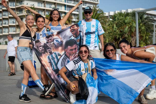MADRID, SPAIN - July 19th: Spain fans on the way to watch the FIFA World Cup, WM, Weltmeisterschaft, Fussball 2026 final match between Spain and Argentina on a giant public screen at El Muelle in Alicante, Spain on July 19, 2026  Copyright: xAdelinaxCobos SPPx Sportspressphoto_SPR193772