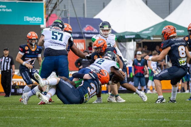 J˜vonte Davis (Straubing Spiders, 02 Running Back) tackled by Samuel Mindham (ifm Razorbacks Ravensburg, 30 Defensive Back) ifm Razorbacks Ravensburg vs Straubing Spiders, American Football, German Football League, Week 11, 2026, 19.07.2026, Weingarten TeleData Stadion am Lindenhof Baden Württemberg Germany Copyright: xFootxBowl SebastianxJustx