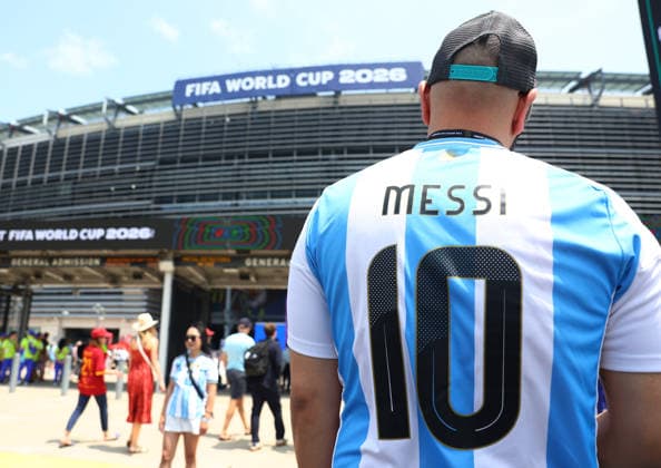 New Jersey, USA, 19th July 2026. An Argentinian fan wearing a Messi shirt before the Spain vs Argentina FIFA World Cup, WM, Weltmeisterschaft, Fussball final match at the Metlife Stadium, New Jersey. Picture credit should read: Paul Terry Sportimage EDITORIAL USE ONLY. No use with unauthorised audio, video, data, fixture lists, club league logos or live services. Online in-match use limited to 120 images, no video emulation. No use in betting, games or single club league player publications. SPI_012_PT_Spain_Argentina SPI-4862-0012