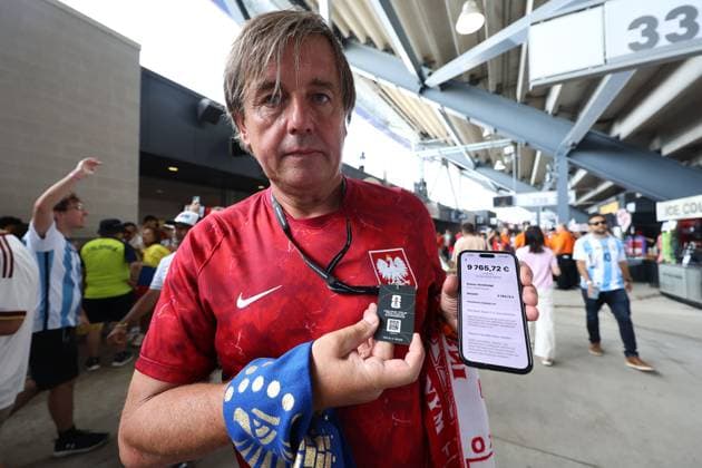 A fan from Poland showing how much he had to pay for his ticket for the FIFA World Cup, WM, Weltmeisterschaft, Fussball final Spain v Argentina, 2026 FIFA World Cup, Final, Football, New York New Jersey Stadium, East Rutherford, New Jersey, USA - 19 Jul 2026East Rutherford New York New Jersey Stadium New Jersey (NJ) United States of America  Copyright: xMichaelxZemanek Shutterstockx 16995475a