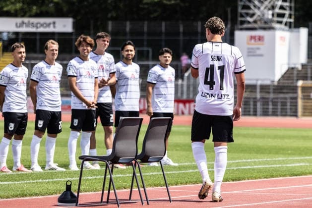 SSV Ulm 1846 Fußball vs FC Bayern München II, Fussball, Freundschaftsspiel, Saisoneröffnung SSV Ulm 1846 Fußball, Donaustadion Ulm 19.07.26 Spielervorstellung vor dem Spiel. Tibet Erkan Sevik (SSV Ulm 1846 Fußball, 41, U19-Spieler) SSV Ulm 1846 Fußball vs FC Bayern München II, Fussball, Freundschaftsspiel, Saisoneröffnung SSV Ulm 1846 Fußball, Donaustadion Ulm 19.07.26 Foto: Lucca Fundel Ulm Donaustadion Baden-Württemberg Deutschland *** SSV Ulm 1846 Soccer vs. FC Bayern Munich II, Soccer, Friendly Match, SSV Ulm 1846 Soccer Season Opener, Donaustadion Ulm, July 26, 1991—Player introductions before the match: Tibet, Erkan, Sevik, SSV Ulm 1846 Soccer, 41, U19 player SSV Ulm 1846 Soccer vs. FC Bayern Munich II, Soccer, Friendly Match, Season Opener for SSV Ulm 1846 Soccer, Donaustadion Ulm, July 26, 2019. Photo by Lucca Fundel, Ulm, Donaustadion, Baden-Württemberg, Germany