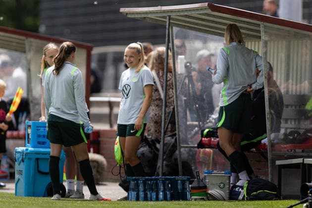 Fußball I Frauen I Testspiel I SV Meppen 1912 e.V. - VfL Wolfsburg I 19.07.2026 Anny Kerim-Lindland (38, VfL Wolfsburg) Lacht mit ihren Mitspielerinnen. Herzlake Hasetalstadion Niedersachsen Deutschland *** Soccer I Women I Friendly Match I SV Meppen 1912 e.V. vs. VfL Wolfsburg I July 19, 2026 Anny Kerim Lindland 38, VfL Wolfsburg, laughs with her teammates at Herzlake Hasetalstadion, Lower Saxony, Germany Copyright: xLobeca CedricxSiefkerx