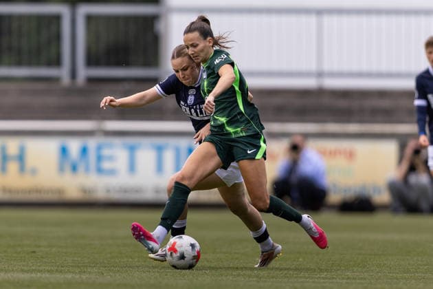 Fußball I Frauen I Testspiel I SV Meppen 1912 e.V. - VfL Wolfsburg I 19.07.2026 Marleen Kropp (9, SV Meppen 1912 e.V.) Maria-Joelle Wedemeyer (24, VfL Wolfsburg) im Zweikampf Herzlake Hasetalstadion Niedersachsen Deutschland *** Soccer I Women I Friendly Match I SV Meppen 1912 e.V. vs. VfL Wolfsburg I July 19, 2026 Marleen Kropp 9, SV Meppen 1912 e.V. Maria Joelle Wedemeyer 24, VfL Wolfsburg in a tackle at Herzlake Hasetalstadion, Lower Saxony, Germany Copyright: xLobeca CedricxSiefkerx