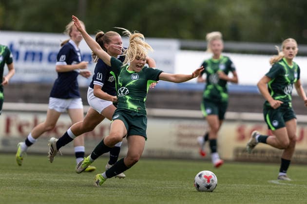 Sport Bilder des Tages Fußball I Frauen I Testspiel I SV Meppen 1912 e.V. - VfL Wolfsburg I 19.07.2026 Marleen Kropp (9, SV Meppen 1912 e.V.) mit einem Foulspiel an Anny Kerim-Lindland (38, VfL Wolfsburg) Herzlake Hasetalstadion Niedersachsen Deutschland *** Soccer I Women I Friendly Match I SV Meppen 1912 e.V. vs. VfL Wolfsburg I July 19, 2026 Marleen Kropp 9, SV Meppen 1912 e.V. committed a foul on Anny Kerim Lindland 38, VfL Wolfsburg, Herzlake Hasetal Stadium, Lower Saxony, Germany Copyright: xLobeca CedricxSiefkerx