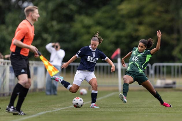 Fußball I Frauen I Testspiel I SV Meppen 1912 e.V. - VfL Wolfsburg I 19.07.2026 Lana Hubbeling (18, SV Meppen 1912 e.V.) Cora Zicai (28, VfL Wolfsburg) Herzlake Hasetalstadion Niedersachsen Deutschland *** Soccer I Women I Friendly Match I SV Meppen 1912 e.V. vs. VfL Wolfsburg I July 19, 2026 Lana Hubbeling 18, SV Meppen 1912 e.V. Cora Zicai 28, VfL Wolfsburg, Herzlake Hasetal Stadium, Lower Saxony, Germany Copyright: xLobeca CedricxSiefkerx