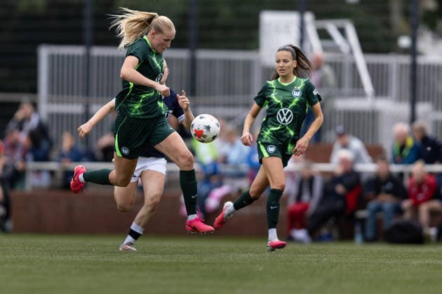 Fußball I Frauen I Testspiel I SV Meppen 1912 e.V. - VfL Wolfsburg I 19.07.2026 Camilla Küver (16, VfL Wolfsburg) nimmt den Ball an. Herzlake Hasetalstadion Niedersachsen Deutschland *** Soccer I Women I Friendly Match I SV Meppen 1912 e.V. vs. VfL Wolfsburg I July 19, 2026 Camilla Küver, 16, VfL Wolfsburg receives the ball at Herzlake Hasetalstadion, Lower Saxony, Germany Copyright: xLobeca CedricxSiefkerx
