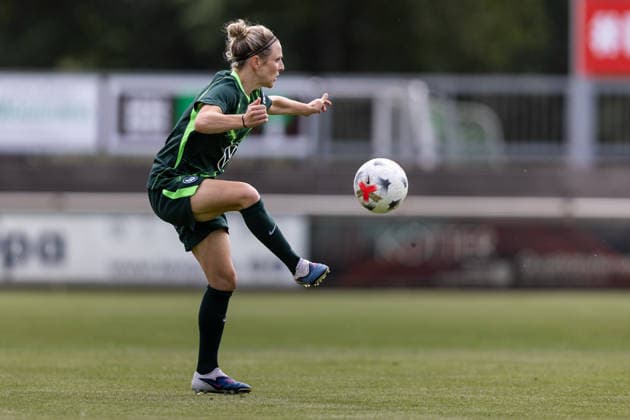 Fußball I Frauen I Testspiel I SV Meppen 1912 e.V. - VfL Wolfsburg I 19.07.2026 Svenja Huth (10, VfL Wolfsburg) nimmt den Ball an. Herzlake Hasetalstadion Niedersachsen Deutschland *** Soccer I Women I Friendly Match I SV Meppen 1912 e.V. vs. VfL Wolfsburg I July 19, 2026 Svenja Huth 10, VfL Wolfsburg takes the ball at Herzlake Hasetalstadion, Lower Saxony, Germany Copyright: xLobeca CedricxSiefkerx