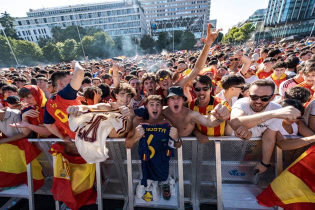 Spain fans gather in Madrid ahead of FIFA World Cup, WM, Weltmeisterschaft, Fussball Final MADRID, SPAIN - JULY 19: Fans of the Spanish national football team gather at the Fan Zone in Plaza Colon, Madrid, Spain, on July 19, 2026, ahead of the 2026 FIFA World Cup final between Spain and Argentina. Diego Radames Anadolu Madrid Spain. Editorial use only. Please get in touch for any other usage.  Copyright: x2026xAnadoluxDiegoxRadamesx