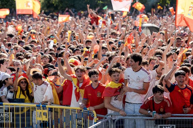 Spain fans gather in Madrid ahead of FIFA World Cup, WM, Weltmeisterschaft, Fussball Final MADRID, SPAIN - JULY 19: Fans of the Spanish national football team gather at the Fan Zone in Plaza Colon, Madrid, Spain, on July 19, 2026, ahead of the 2026 FIFA World Cup final between Spain and Argentina. Diego Radames Anadolu Madrid Spain. Editorial use only. Please get in touch for any other usage.  Copyright: x2026xAnadoluxDiegoxRadamesx