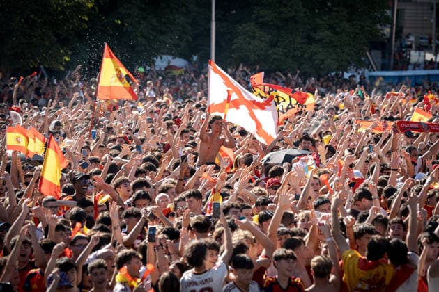 Spain fans gather in Madrid ahead of FIFA World Cup, WM, Weltmeisterschaft, Fussball Final MADRID, SPAIN - JULY 19: Fans of the Spanish national football team gather at the Fan Zone in Plaza Colon, Madrid, Spain, on July 19, 2026, ahead of the 2026 FIFA World Cup final between Spain and Argentina. Diego Radames Anadolu Madrid Spain. Editorial use only. Please get in touch for any other usage.  Copyright: x2026xAnadoluxDiegoxRadamesx