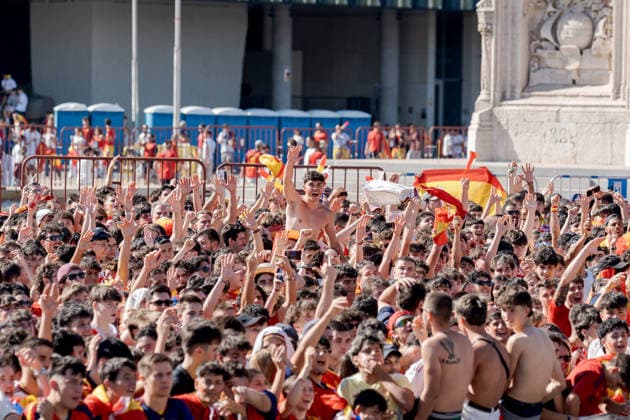 Spain fans gather in Madrid ahead of FIFA World Cup, WM, Weltmeisterschaft, Fussball Final MADRID, SPAIN - JULY 19: Fans of the Spanish national football team gather at the Fan Zone in Plaza Colon, Madrid, Spain, on July 19, 2026, ahead of the 2026 FIFA World Cup final between Spain and Argentina. Diego Radames Anadolu Madrid Spain. Editorial use only. Please get in touch for any other usage.  Copyright: x2026xAnadoluxDiegoxRadamesx