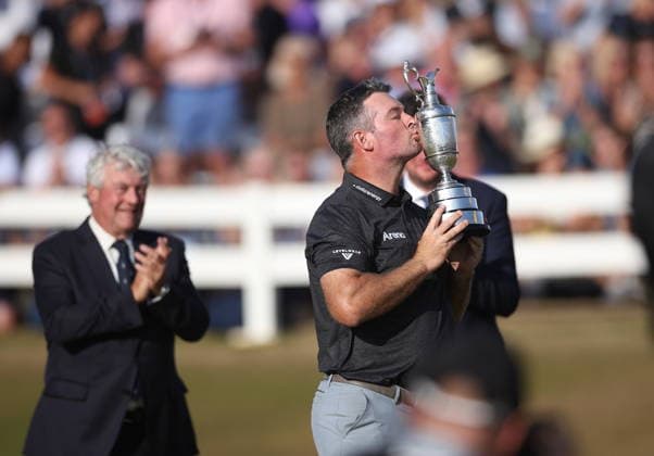 Sport Bilder des Tages 154th Open Golf Championships - Round 4 Ryan Fox of New Zealand kisses the Claret Jug after winning the British Open Golf Championships at Royal Birkdale in Southport, Britain, 19 July 2026. SOUTHPORT UNITED KINGDOM  Copyright: xADAMxVAUGHANx
