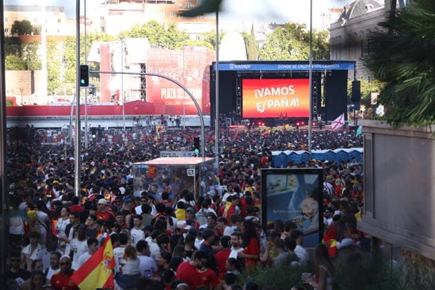 2026 World Cup Spain v Argentina; Fans of the Spanish national team, Nationalteam in the fan zone at Plaza de Colon (Plaza Selection) in Madrid to watch the World Cup final between Spain and Argentina played in the United States on July 19, 2026, in Madrid, Spain. Madrid Madrid Spain Soccer *** 2026 World Cup: Spain vs. Argentina. Fans of the Spanish national team in the fan zone at Plaza de Colón in Madrid to watch the World Cup final between Spain and Argentina, played in the United States on July 19, 2026, in Madrid, Spain. Madrid, Spain. Soccer Copyright: xAgenciaxLOFx
