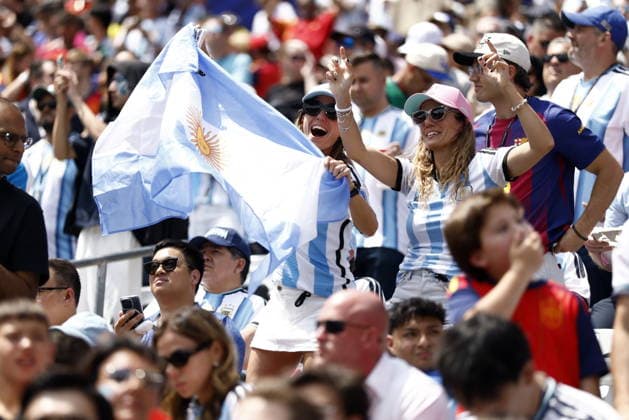 FIFA World Cup, WM, Weltmeisterschaft, Fussball 2026 final - Spain vs Argentina Supporters of Argentina wave their national flag ahead of the FIFA World Cup 2026 final match Spain against Argentina, in East Rutherford, New Jersey, USA, 19 July 2026. EAST RUTHERFORD United States  Copyright: xWILLxOLIVERx