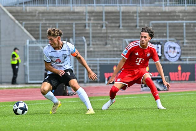 Testspiel; SSV Ulm 1846 Fussball - FC Bayern München II; 19.07.2026 ULM, GERMANY - 19. July: im Duell Benjamin GOLLER und Adam EL-CHAAR (FC Bayern München II 2 während dem Testspiel zwischen dem SSV 1846 Ulm Fussball und den Amateuren des FC Bayern München im Donaustadion *** Friendly Match: SSV Ulm 1846 vs. FC Bayern Munich II, July 19, 2026, ULM, GERMANY July 19: Benjamin GOLLER and Adam EL CHAAR of FC Bayern Munich II during the friendly match between SSV 1846 Ulm Soccer and the amateurs of FC Bayern Munich at the Donaustadion Copyright: xBEAUTIFULxSPORTS Goldbergx