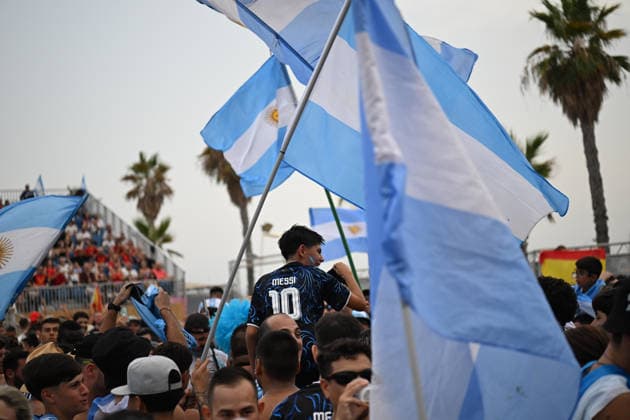 MADRID, SPAIN - July 19th: Argentinian fans watch the FIFA World Cup, WM, Weltmeisterschaft, Fussball 2026 final match between Spain and Argentina on a giant public screen at El Muelle in Alicante, Spain on July 19, 2026  Copyright: xAdelinaxCobos SPPx Sportspressphoto_SPR193821