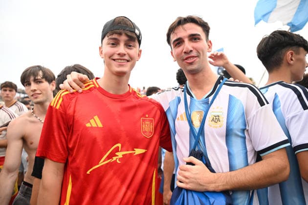 MADRID, SPAIN - July 19th: Spain and Argentinian fans watch the FIFA World Cup, WM, Weltmeisterschaft, Fussball 2026 final match between Spain and Argentina on a giant public screen at El Muelle in Alicante, Spain on July 19, 2026  Copyright: xAdelinaxCobos SPPx Sportspressphoto_SPR193822