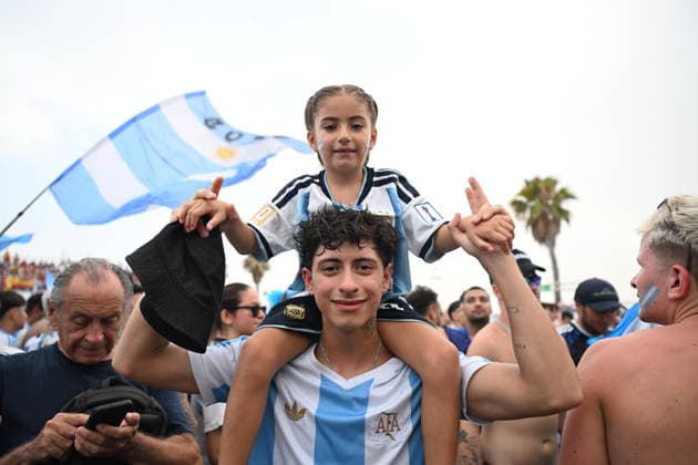 MADRID, SPAIN - July 19th: Argentinian fans watch the FIFA World Cup, WM, Weltmeisterschaft, Fussball 2026 final match between Spain and Argentina on a giant public screen at El Muelle in Alicante, Spain on July 19, 2026  Copyright: xAdelinaxCobos SPPx Sportspressphoto_SPR193824