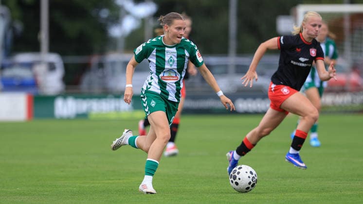 Sarah Ernst (SV Werder Bremen, 26) am Ball, Einzelbild, Ganzkörper, Aktion, Action, Spielszene, 19.07.2026, Deurningen (Niederlande), Fussball, Testspiel Frauen, FC Twente Enschede - SV Werder Bremen *** Sarah Ernst, SV Werder Bremen, 26, on the ball, single frame, full-body shot, action, game scene, July 19, 2026, Deurningen, Netherlands, soccer, women s friendly, FC Twente Enschede vs. SV Werder Bremen xobx
